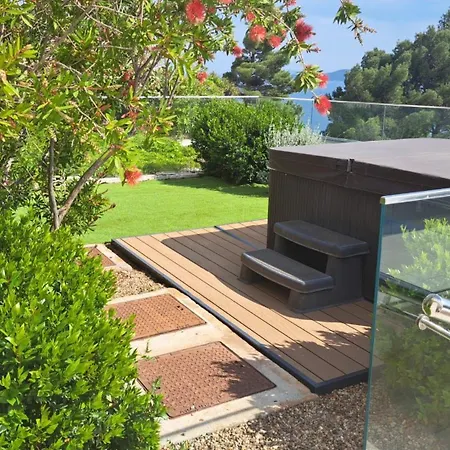 Jolara With Heated Pool Apartment