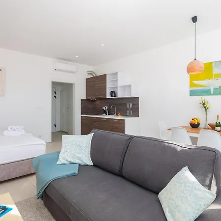 Jolara With Heated Pool شقة ميميتسا