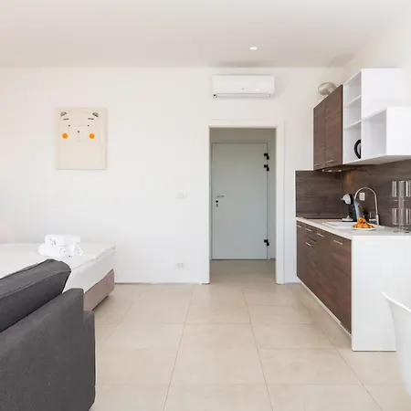 Jolara With Heated Pool Apartment