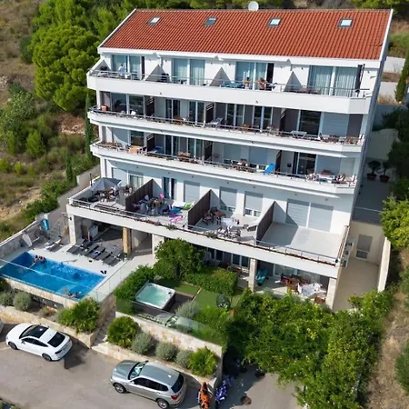 Jolara With Heated Pool Apartman